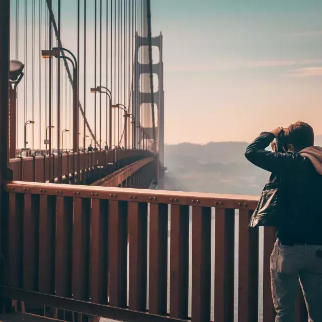 Hombre tomando fotografías en el puente Golden Gate